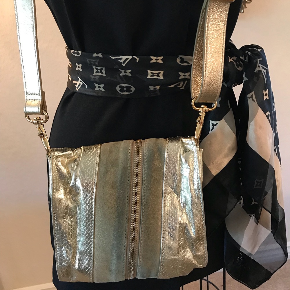 ♦️90% OFF! JIMMY CHOO Metallic Gold Leather and Snake EXPANDABLE CLUTCH - Picture 7 of 8